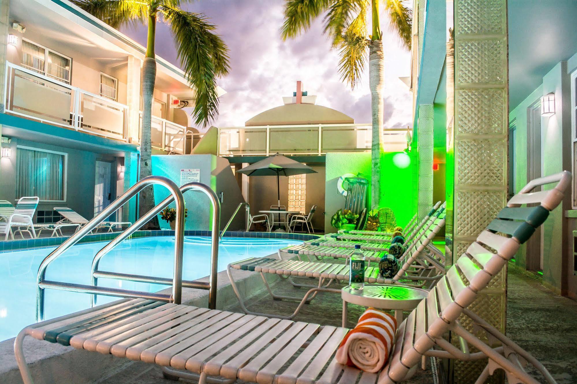 Camelot Beach Suites クリアウォーター・ビーチ エクステリア 写真