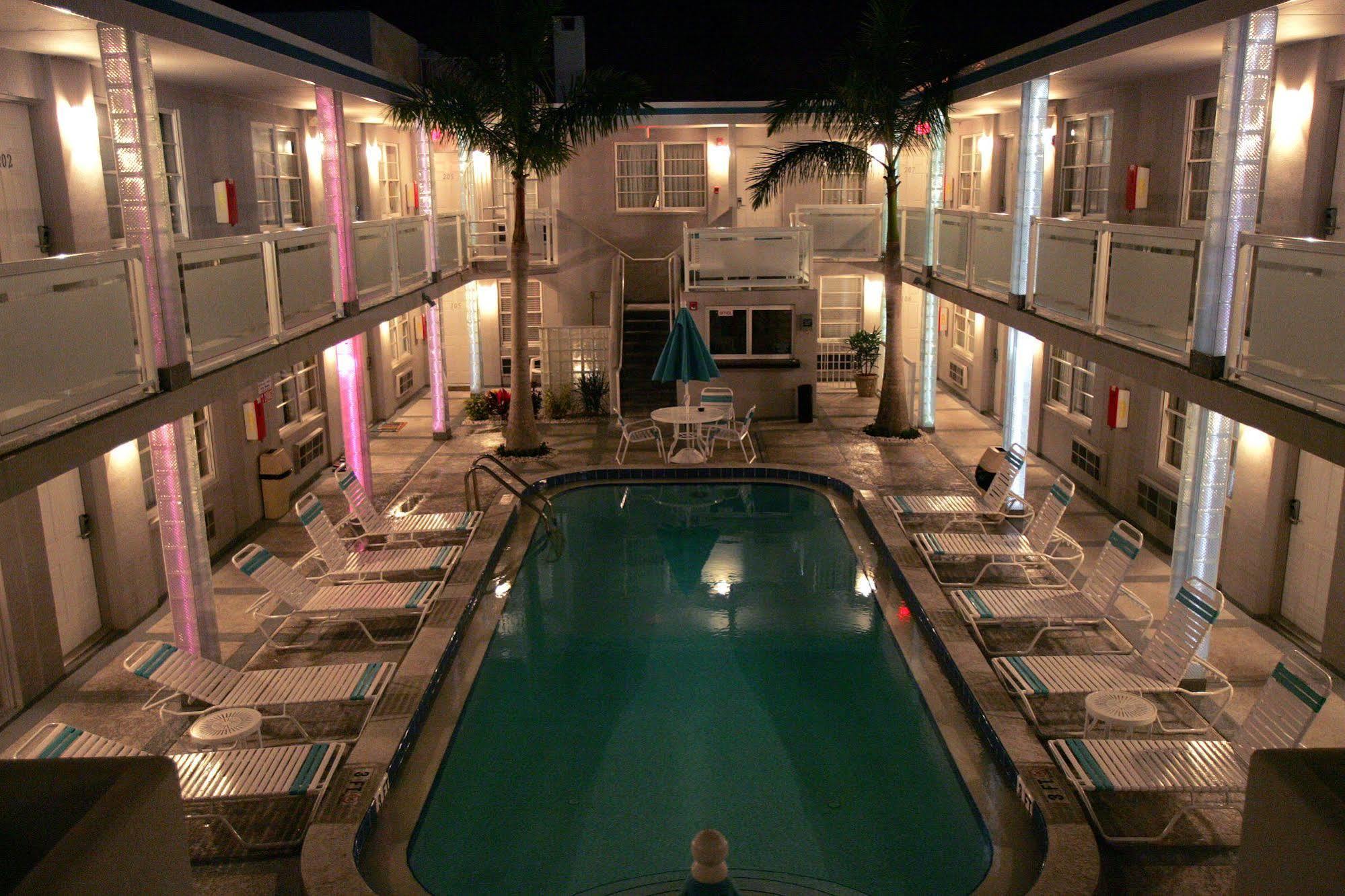 Camelot Beach Suites クリアウォーター・ビーチ エクステリア 写真